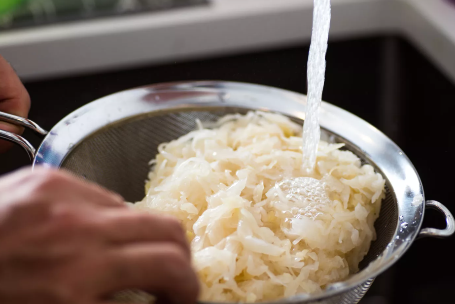 rinsing sauerkraut too salty in cold water to reduce saltiness